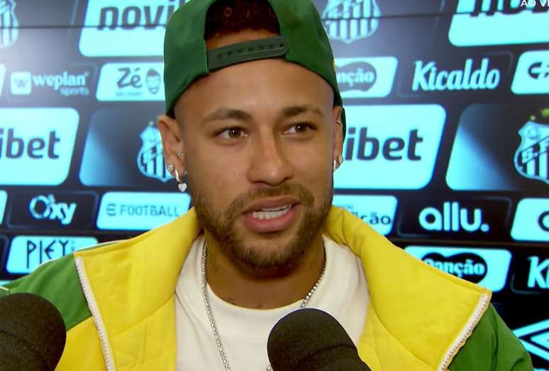 Neymar usou casaco verde e amarelo na v&eacute;spera da convoca&ccedil;&atilde;o, ap&oacute;s jogo do Santos &ndash;