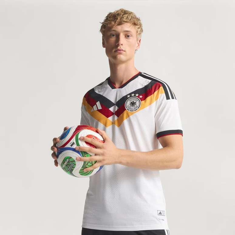 Modelo veste uniforme da Alemanha para a Copa do Mundo de 2026, vendida por &euro; 150 pela Adidas por $ 219.999 pesos argentinos