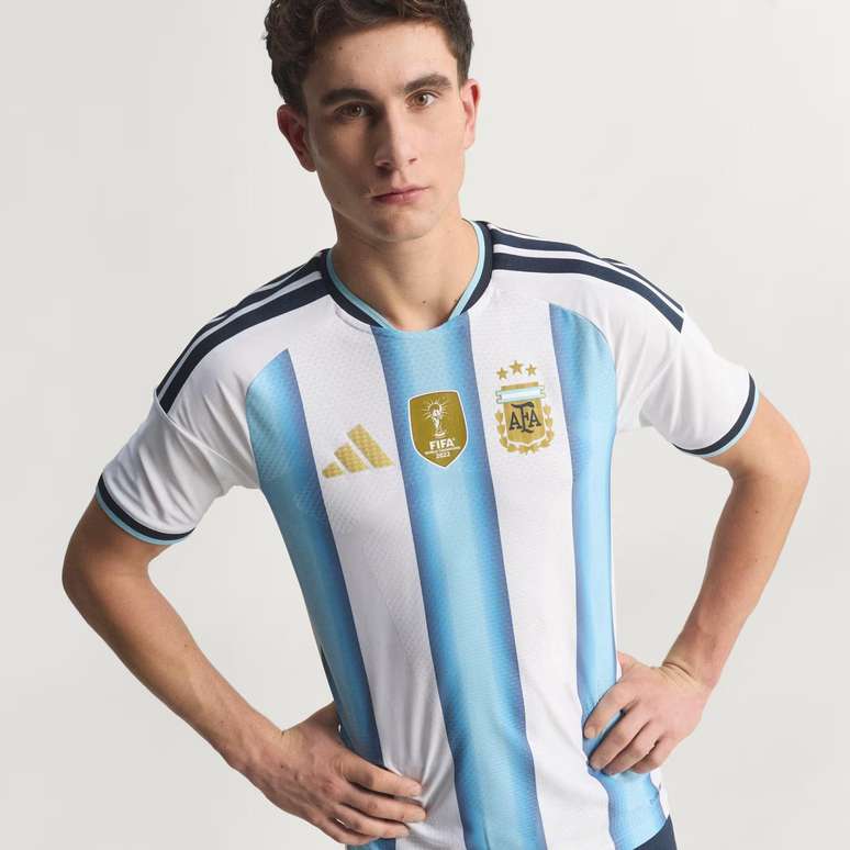 Modelo veste o uniforme da Argentina para a Copa do Mundo de 2026, vendido pela Adidas por $ 219.999 pesos argentinos
