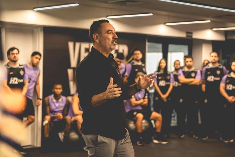 Guilherme se apresenta aos jogadores do Galo &ndash;