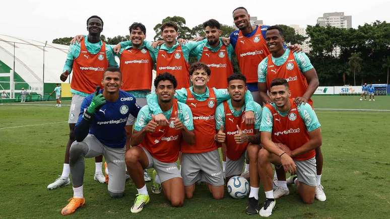 Kon&eacute; com outros integrantes do elenco do Palmeiras &ndash;