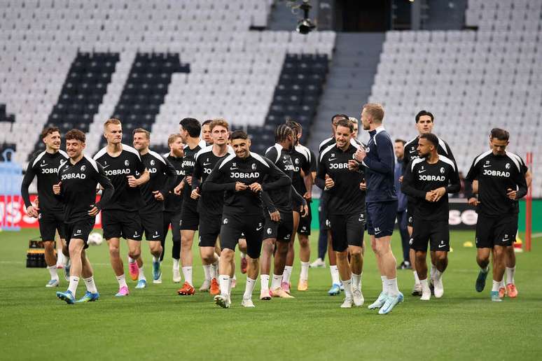 Atividade dos jogadores do Freiburg na Turquia antes da decis&atilde;o da Liga Europa &ndash;