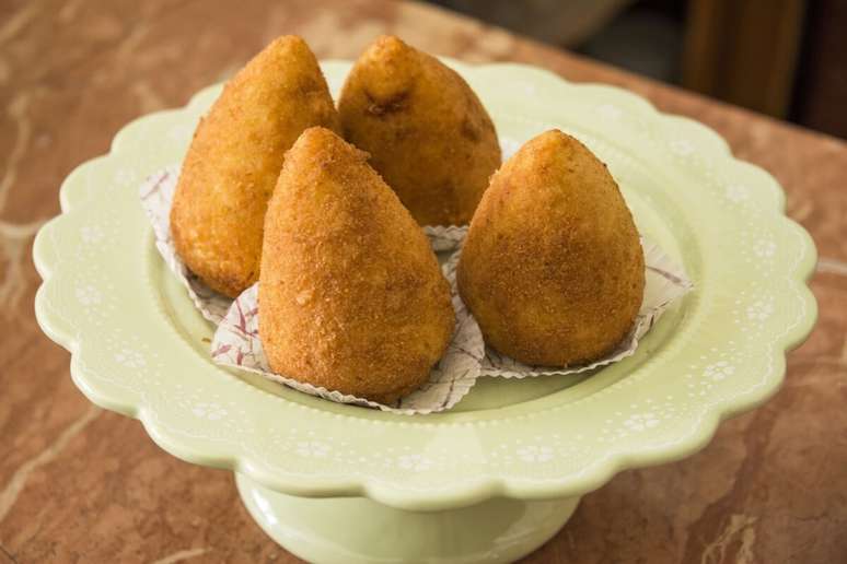 Coxinha de gr&atilde;o-de-bico com carne mo&iacute;da 