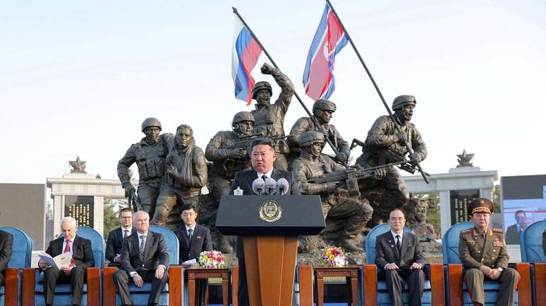 O ministro da Defesa da R&uacute;ssia, Andrey Belousov (extrema esquerda), e o presidente do parlamento Vyacheslav Volodin (segundo &agrave; esquerda) participaram da cerim&ocirc;nia de abertura do memorial em Pyongyang
