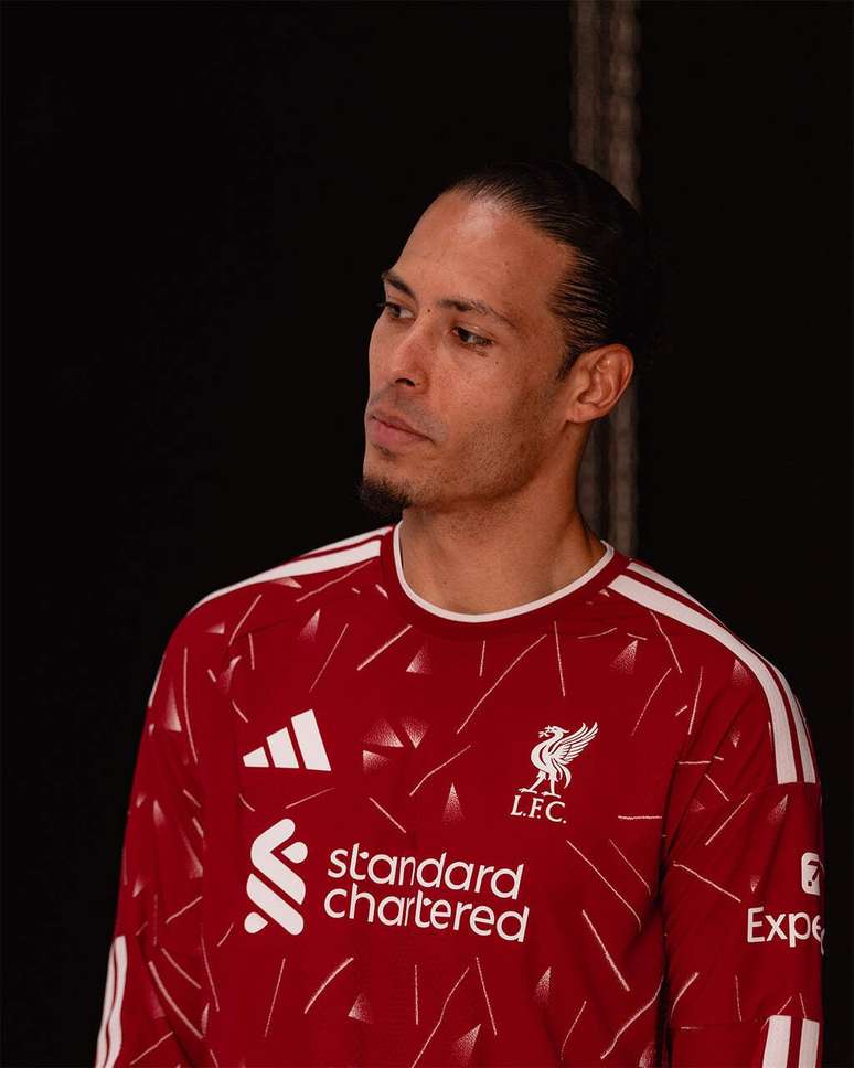 Virgil van Dijk com a nova camisa dos Reds &ndash;
