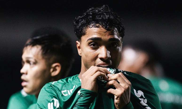 Heittor festeja gol da vit&oacute;ria sobre o Corinthians na Fazendinha &ndash;