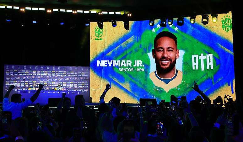 Neymar, que era a grande d&uacute;vida da lista, est&aacute; entre os 26 jogadores convocados