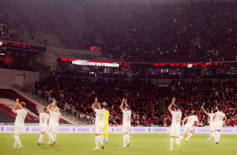 Jogadores do Flamengo exaltam torcida ap&oacute;s empate com o Athletico, em Curitiba &ndash;