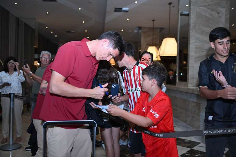 Estudiantes j&aacute; em solo carioca para enfrentar o Flamengo &ndash;