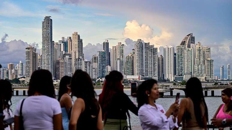 O canal e as atividades comerciais que giram em torno dele s&atilde;o um dos motores econ&ocirc;micos do pa&iacute;s.