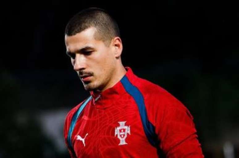 Goleiro Ricardo Velhor &eacute; o jogador a mais na lista de Portugal