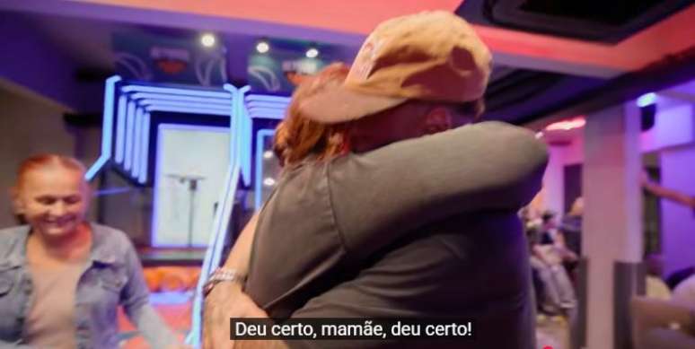 Neymar abra&ccedil;a a sua m&atilde;e ap&oacute;s ser convocado