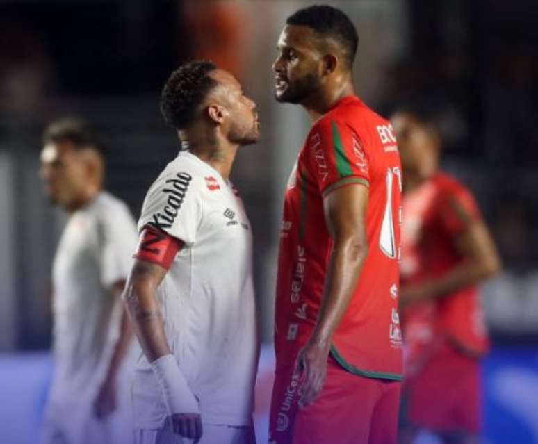 Neymar encara Aysllan no jogo entre Santos e Velo Clube