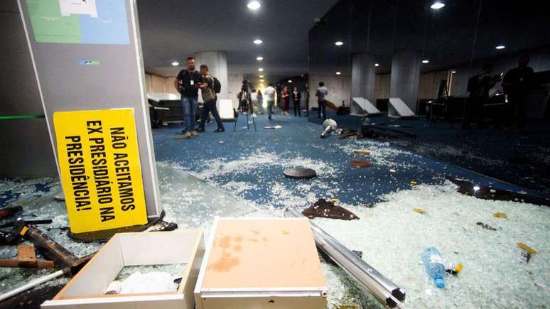 O Congresso, com vidros quebrados ap&oacute;s os atos de 8 de janeiro de 2023: 'Baderna provocada por pessoas de forma aleat&oacute;ria', diz Salles.