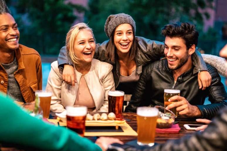 O consumo excessivo de &aacute;lcool pode sobrecarregar o f&iacute;gado, favorecer o ac&uacute;mulo de gordura no corpo e impactar a sa&uacute;de ao longo do tempo 