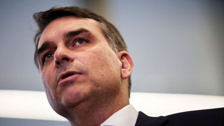 'Eu acho que ele n&atilde;o deveria jamais ter tido esse tipo de proximidade com o Daniel Vorcaro', diz Salles sobre Fl&aacute;vio Bolsonaro