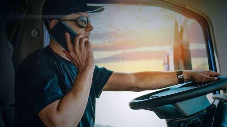 Uso de celular ao volante representa 68% dos casos de distra&ccedil;&atilde;o dos motoristas