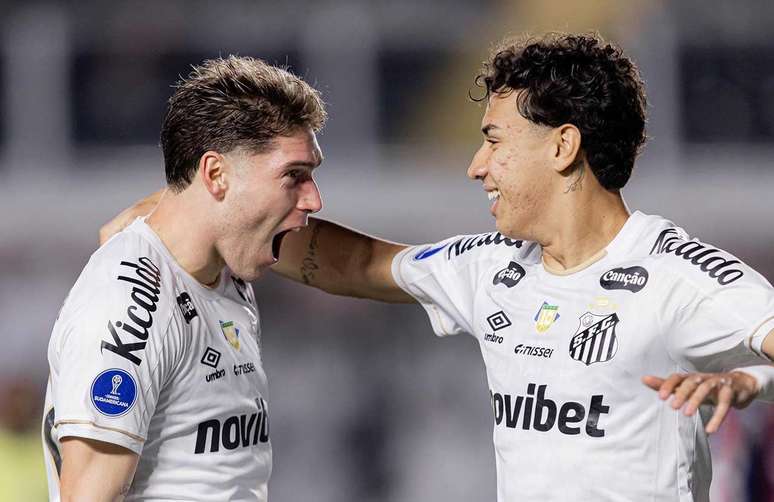 Confira o detalhe verde e amarelo na camisa do Santos, ao lado do escudo: Est&aacute; escrito &ldquo;10 da Sele&ccedil;&atilde;o&rdquo;. Homenagem para Neymar.&nbsp;