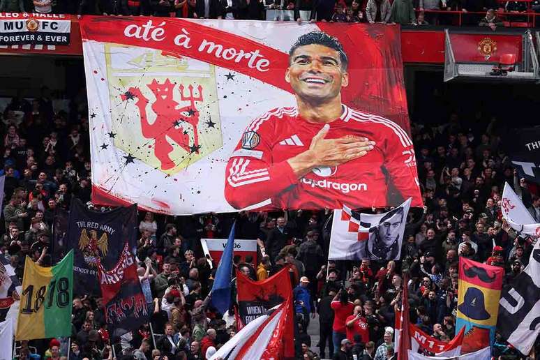 Torcida do United fez um bandeir&atilde;o em homenagem a Casemiro &ndash;