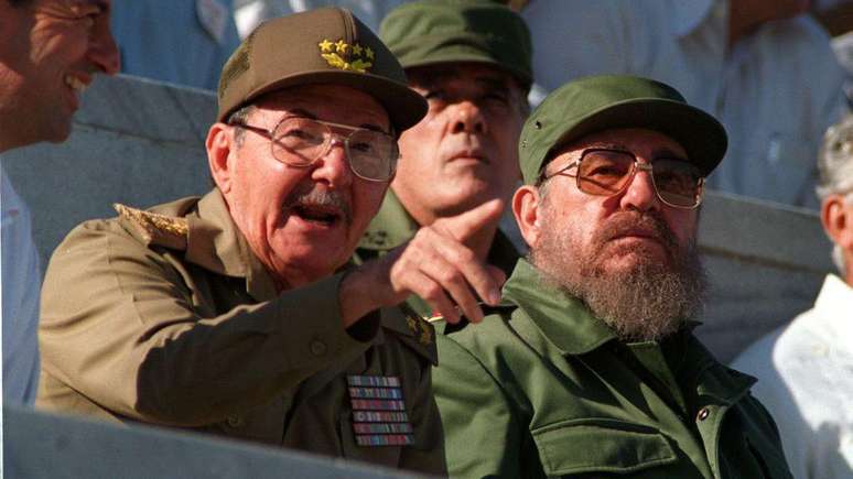 Ra&uacute;l Castro, ent&atilde;o chefe do Ex&eacute;rcito, e seu irm&atilde;o, o l&iacute;der cubano Fidel Castro, em 1996.