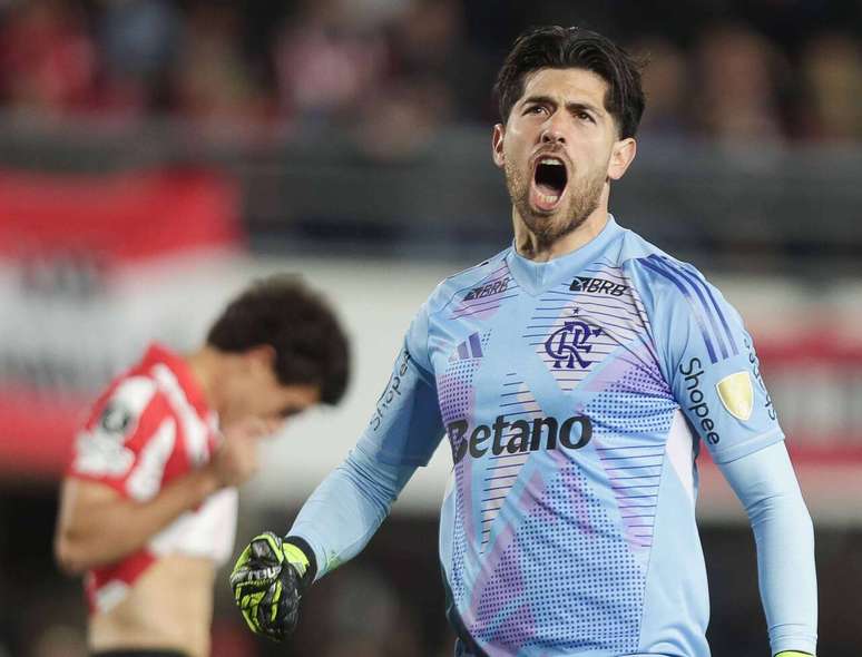 PARED&Atilde;O! Rossi salva o Flamengo na disputa de p&ecirc;naltis contra o Estudiantes &ndash;