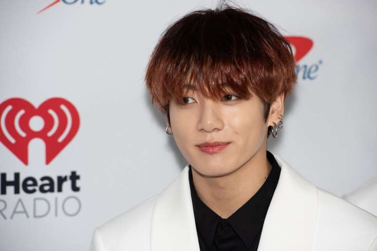 Jung Kook ampliou sua proje&ccedil;&atilde;o global com &ldquo;Dreamers&rdquo;, apresentada na abertura da Copa de 2022 