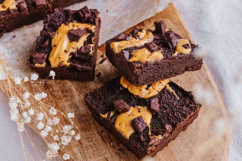 Brownie proteico com pasta de amendoim 
