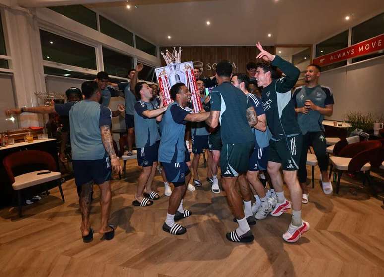 Elenco do Arsenal faz a festa no CT do clube logo ap&oacute;s o apito final do empate entre Manchester City e o Bournemouth &ndash;