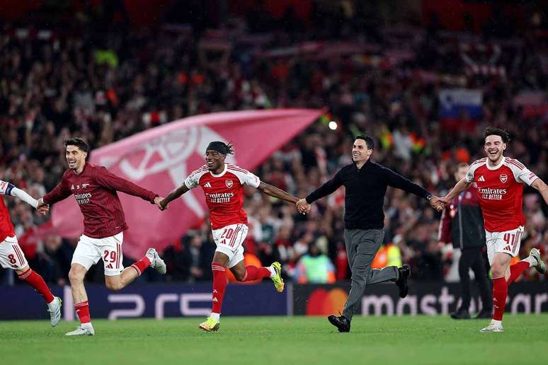 Mikel Arteta, t&eacute;cnico do Arsenal, comemora ao lado dos jogadores a classifica&ccedil;&atilde;o para a final da Champions &ndash;