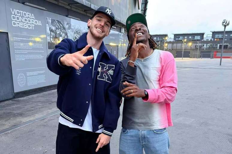 Declan Rice e Ezem nos arredores do Emirates Stadium &ndash;