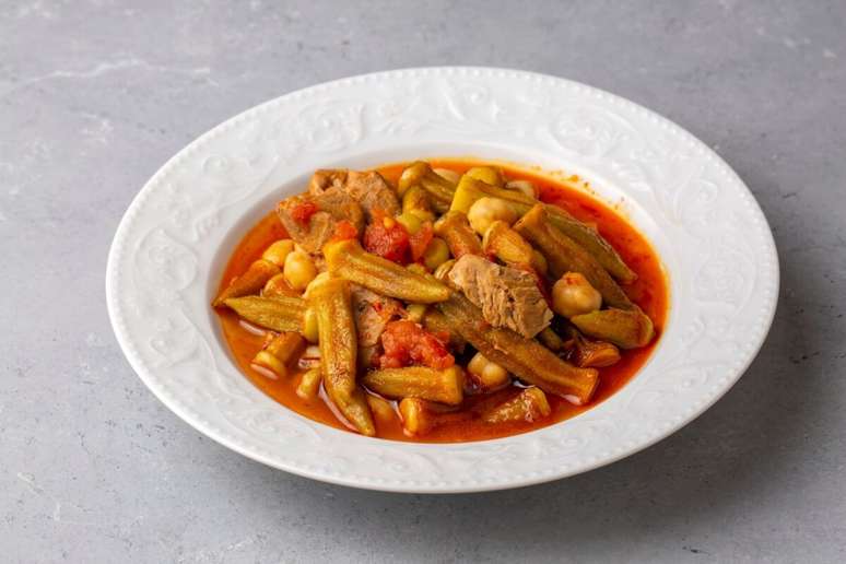 Carne de panela com quiabo e gr&atilde;o-de-bico 