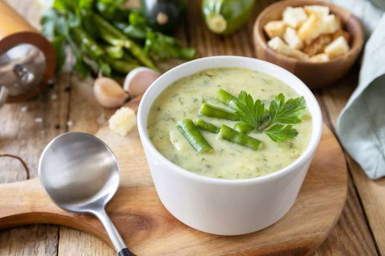 Sopa cremosa de vagem com abobrinha 