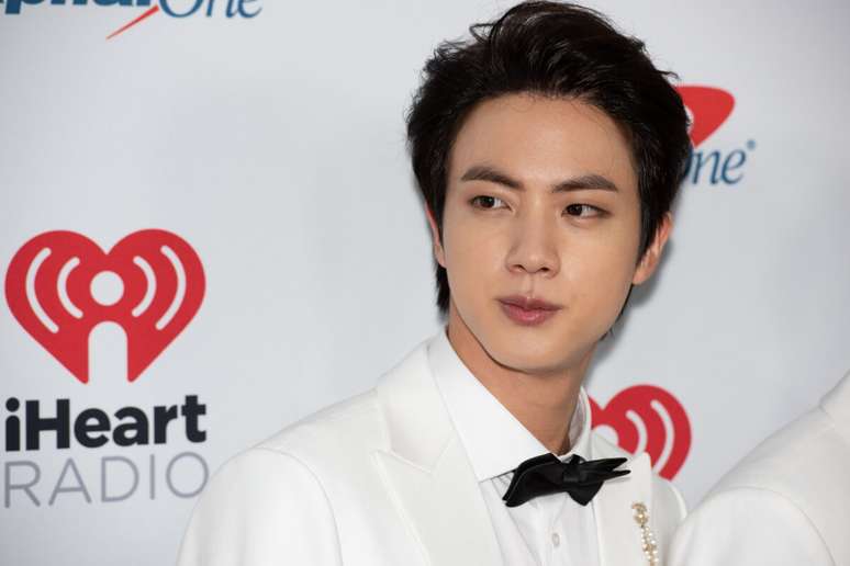 Jin conquistou o p&uacute;blico com vocais suaves e pela personalidade carism&aacute;tica dentro do BTS 
