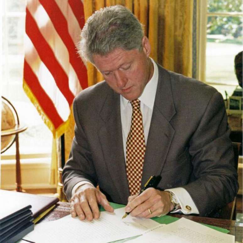 Bill Clinton ratificou a Lei de Liberdade e Solidariedade Democr&aacute;tica com Cuba, mais conhecida como Lei Helms-Burton, em mar&ccedil;o de 1996, menos de um m&ecirc;s ap&oacute;s os avi&otilde;es terem sido abatidos.