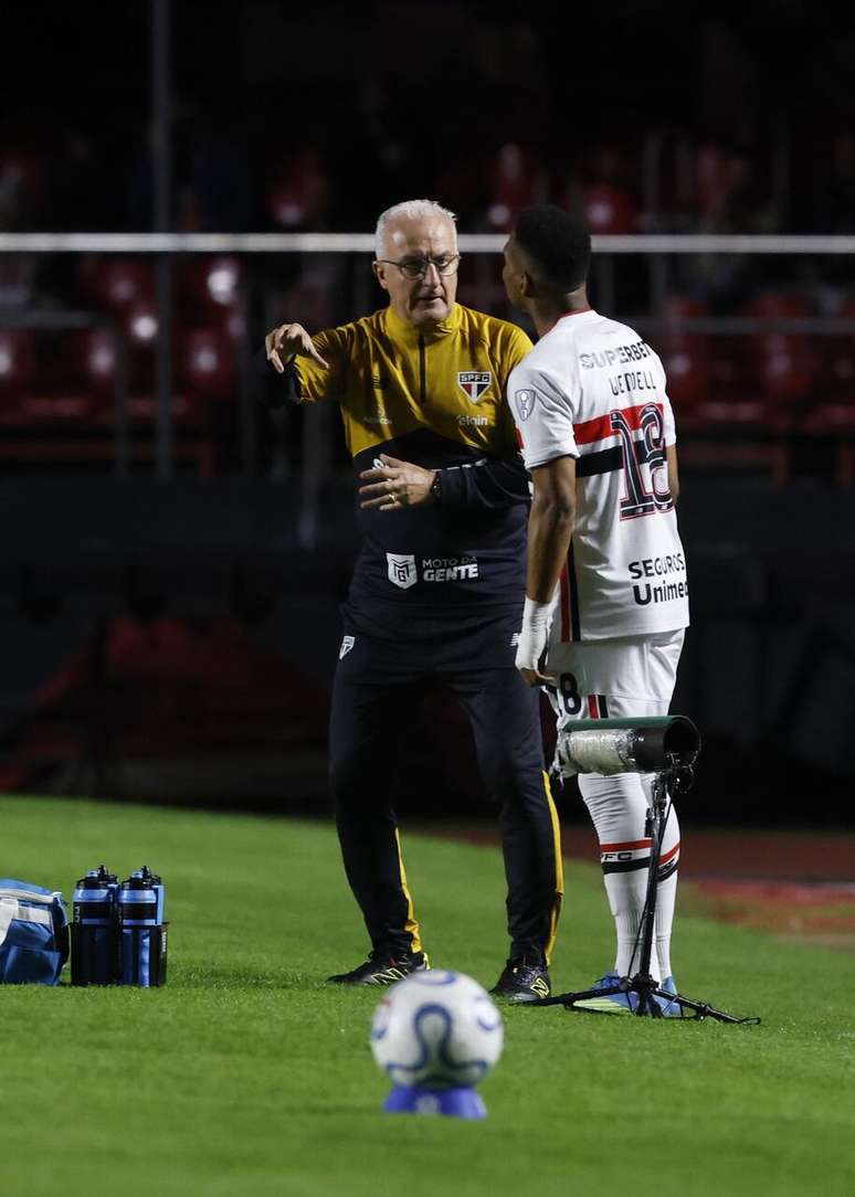 Dorival J&uacute;nior passa orienta&ccedil;&atilde;o &agrave; Wendell na beira do campo &ndash; Fotos: Rubens Chiri e Miguel Schincariol/Saopaulofc.net