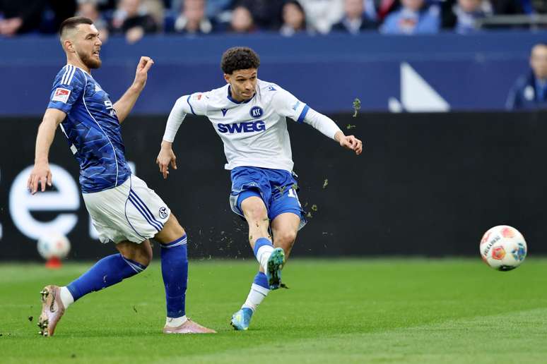 Louey Ben Farhat (&agrave; direita) em partida do Karlsruher SC contra o Schalke 04, pela 2.Bundesliga (