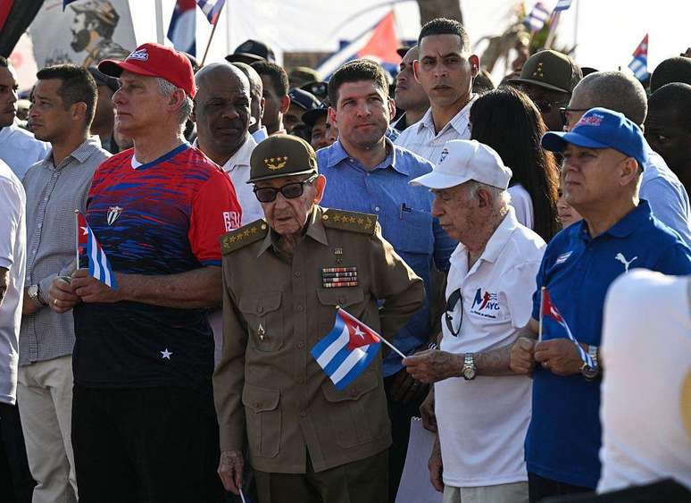 Ra&uacute;l Castro ao lado de D&iacute;az-Canel durante desfile de 1 de maio de 2026