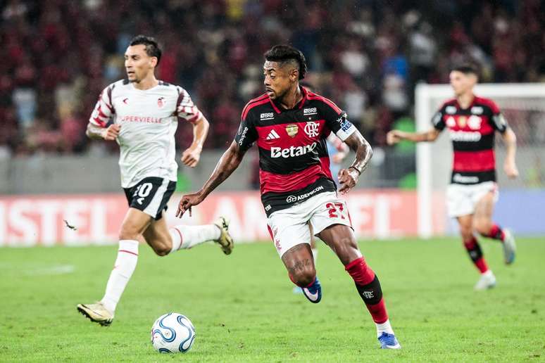 Bruno Henrique em a&ccedil;&atilde;o pelo Flamengo contra o Estudiantes &ndash;