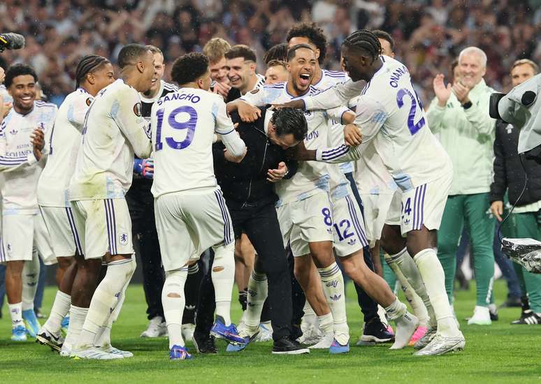 Unai Emery comemorando a conquista da Liga Europa ao lado dos jogadores do Aston Villa 