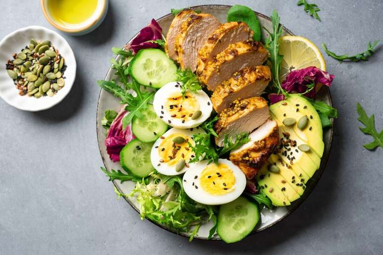 Salada com peito de frango, ovo e abacate 