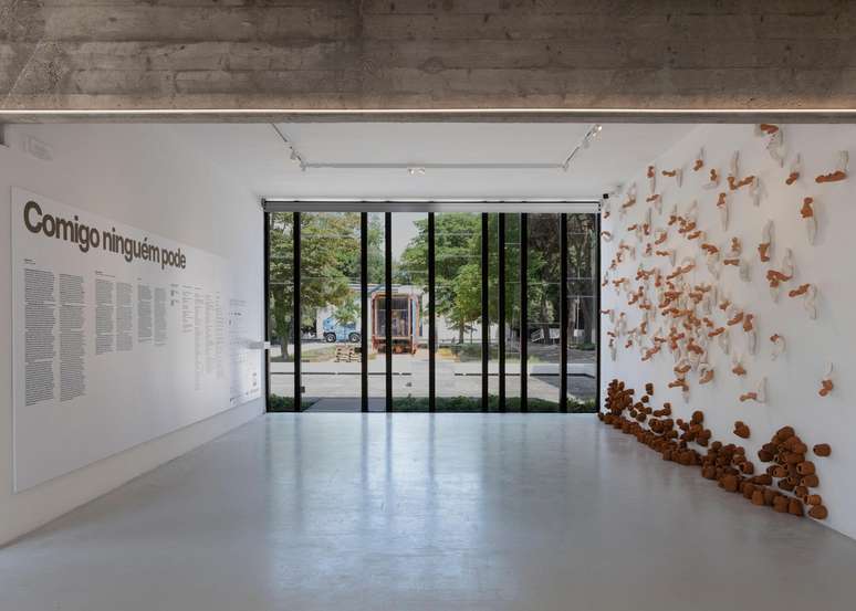 A instala&ccedil;&atilde;o Tecelãs (2003) recebe os visitantes na entrada do Pavilh&atilde;o do Brasil em Veneza, com pequenas esculturas feitas com faian&ccedil;a, terracota, algod&atilde;o e fios sint&eacute;ticos