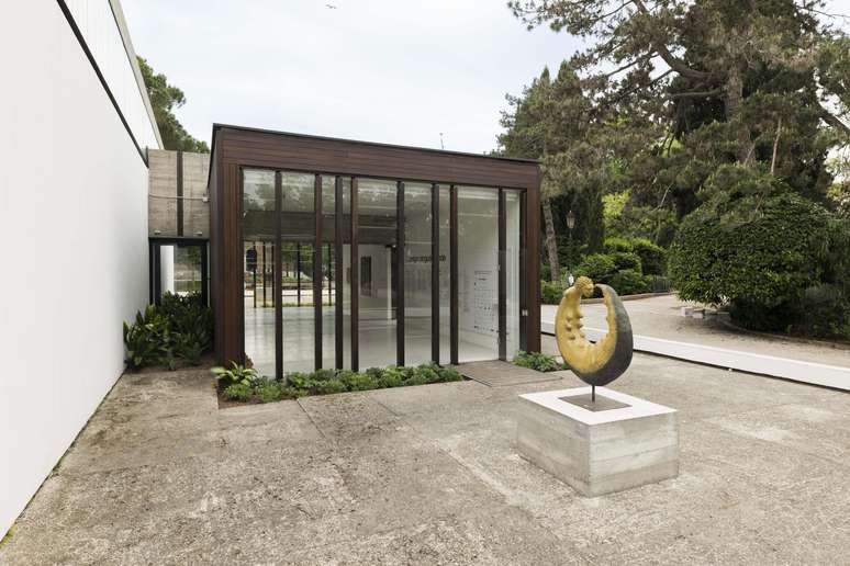 A escultura Cris&aacute;lida (2026) foi feita por Rosana Paulino especialmente para a Bienal de Veneza, em bronze, dando forma ao desenho de uma gravura que fez 20 anos atr&aacute;s