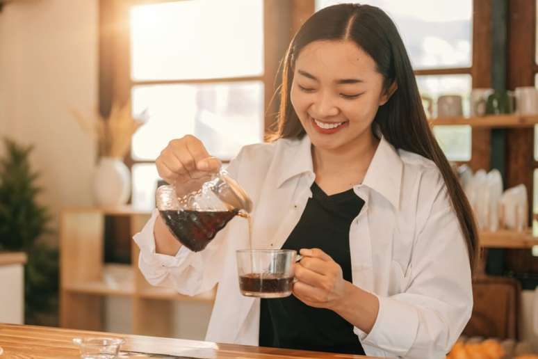 Tomar caf&eacute; em jejum pode ajudar a estimular o funcionamento do intestino em alguns casos 