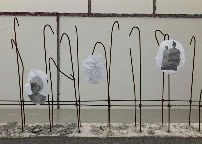 Em Aracnes, Paulino costura retratos de mulheres negras com fios que remetem a teias de aranhas