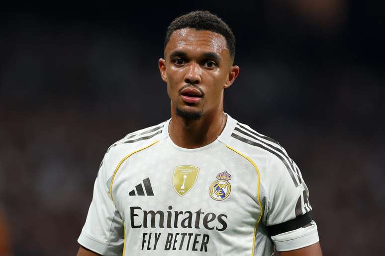 Trent Alexander-Arnold briga por uma das &uacute;ltimas vagas 
