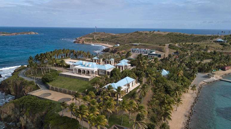 Logo ap&oacute;s conhecer Marcinko, Epstein a levou de avi&atilde;o para sua ilha particular, Little St James, nas Ilhas Virgens dos EUA