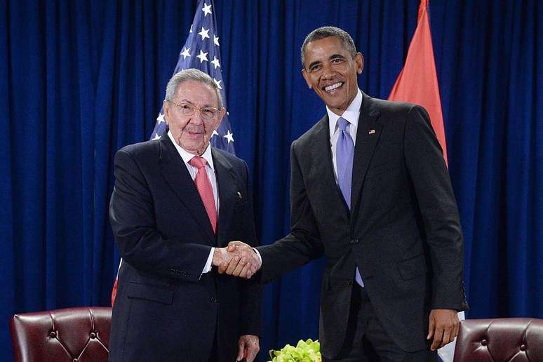 Ra&uacute;l Castro e Barack Obama, em um dos seus encontros em 2015 na sede da ONU em Nova York