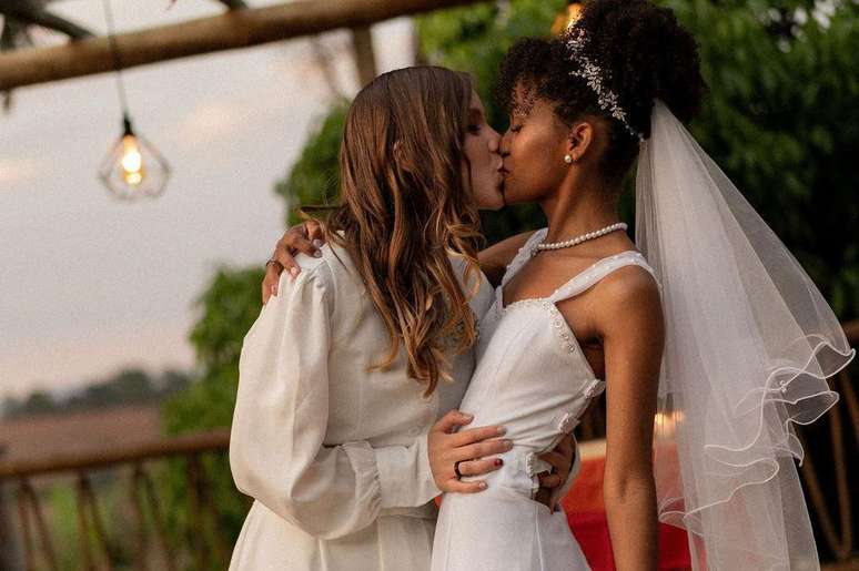 Um casal de fot&oacute;grafos que havia conhecido a hist&oacute;ria de Luiza e Fran entrou em contato para oferecer a cobertura do casamento de presente