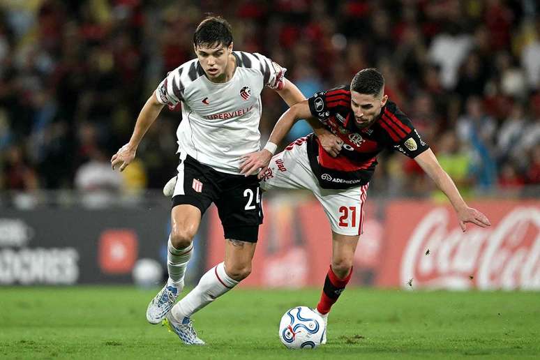 Jorginho disputa a bola com Tom&aacute;s Palacios. Flamengo vence o Estudiantes e se garante antecipadamente nas oitavas da Libertadores.