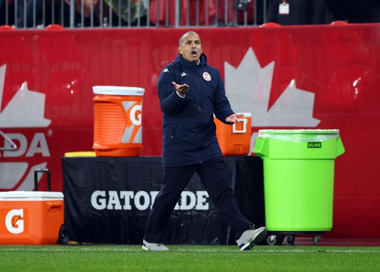 Treinador da Tun&iacute;sia, Sabri Lamouchi, em amistoso contra o Canad&aacute; 